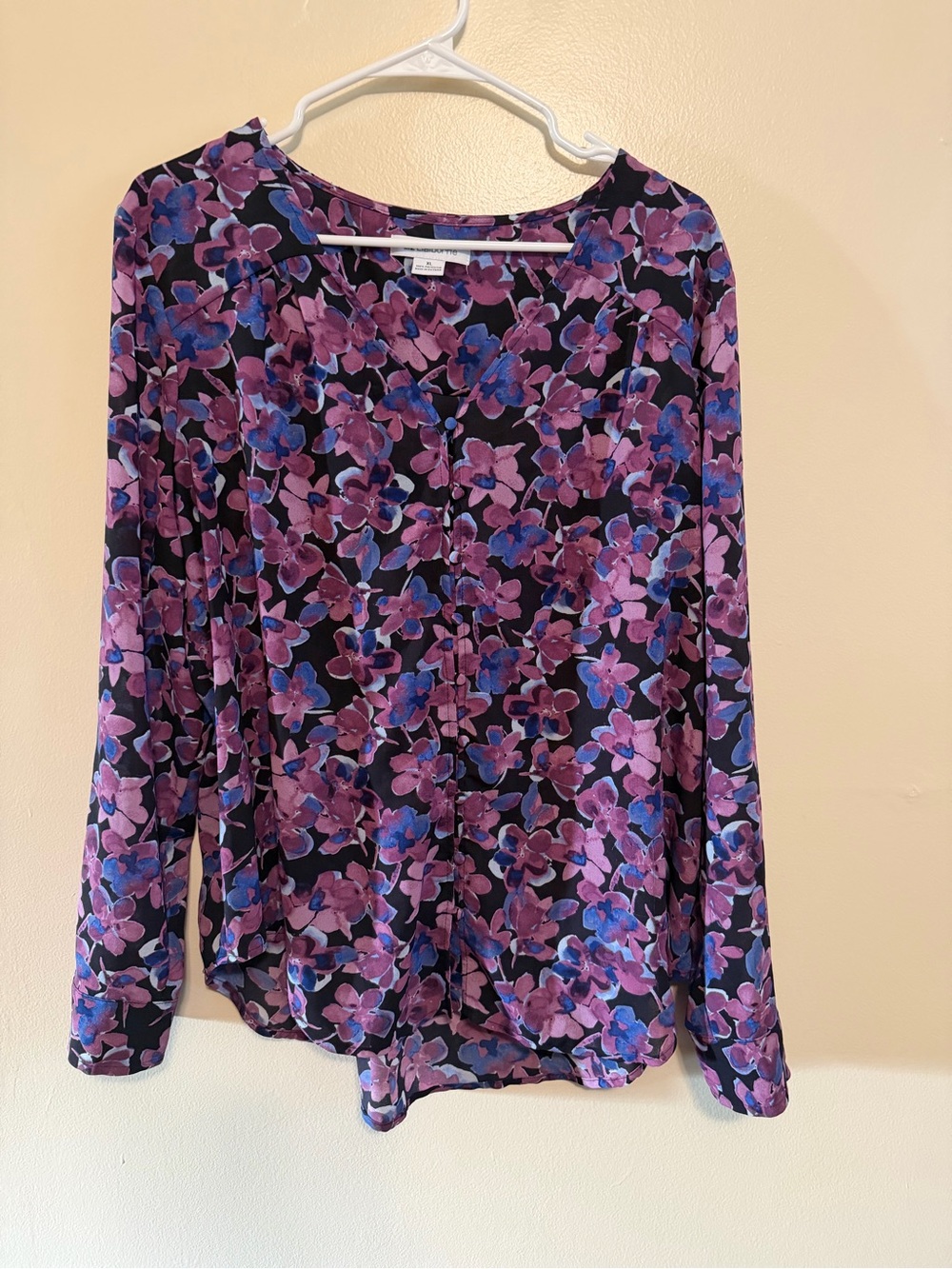 Liz Claiborne Black Floral V-Neck Long Sleeve Blouse